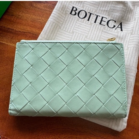 BOTTEGA VENETA Mint Green Leather bi-fold wallet - Picture 3 of 7